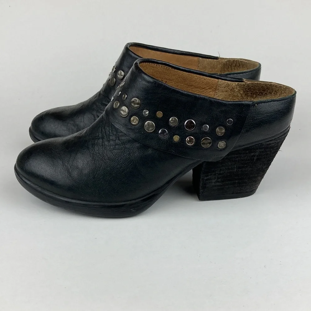 Sofft Women’s Leather Studded Stacked Heel Bootie sz 6.5